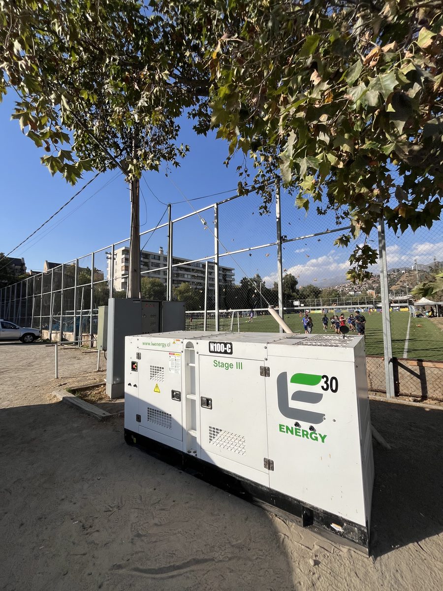 Grupo electrógeno LE ENERGY de 30 kVA junto a la cancha de fútbol de Lo Barnechea — foto principal
