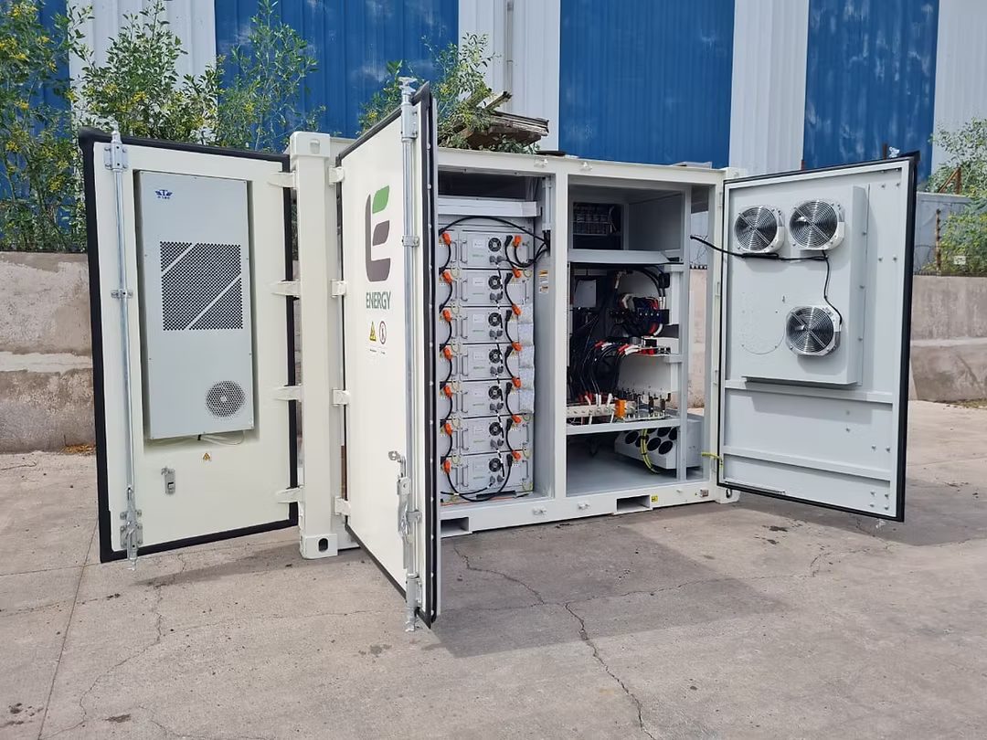 Contenedor BESS LE ENERGY abierto mostrando módulos de baterías y sistema de refrigeración — foto principal