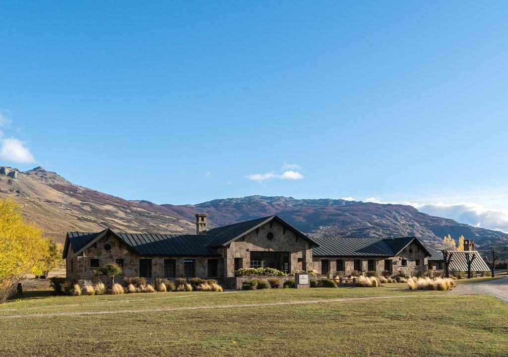 Hotel Parque Patagonia con cordillera de fondo — foto principal